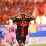 Fábrica de farinha, Flamengo, Jorge Jesus, risco de vida e Vietnã: conheça Daniel dos Anjos Daniel dos Anjos tem uma história de superação. Trabalho em fábrica de farinha, chegou ao Flamengo, jogou no Benfica e viveu momento dramático de saúde em Portugal antes de brilhar no Vietnã
