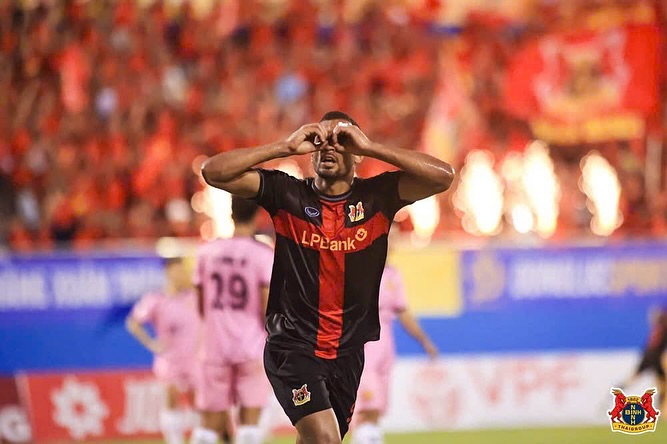 Daniel dos Anjos tem uma história de superação. Trabalho em fábrica de farinha, chegou ao Flamengo, jogou no Benfica e viveu momento dramático de saúde em Portugal antes de brilhar no Vietnã