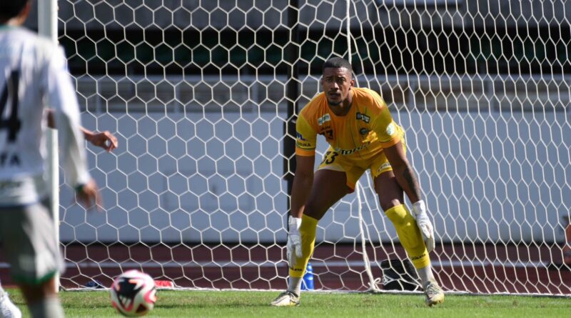 Diego Washington é o goleiro mais alto do mundo, com 2,08m de altura
