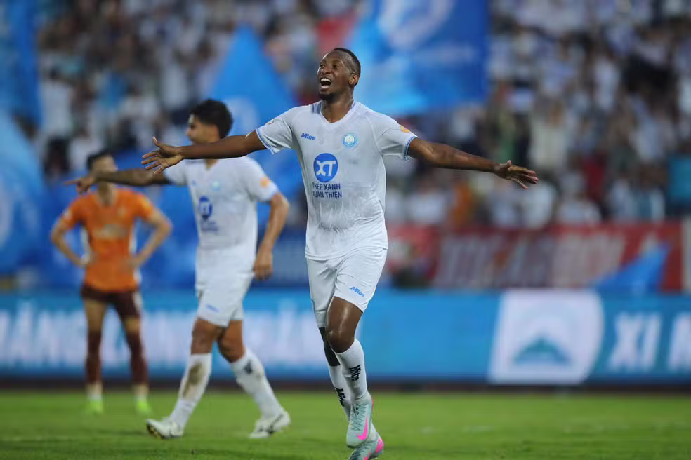 Amigos de Raphinha e Gabriel Magalhães, volante Caio César comemora gol pelo Nam Dinh, do Vietnã