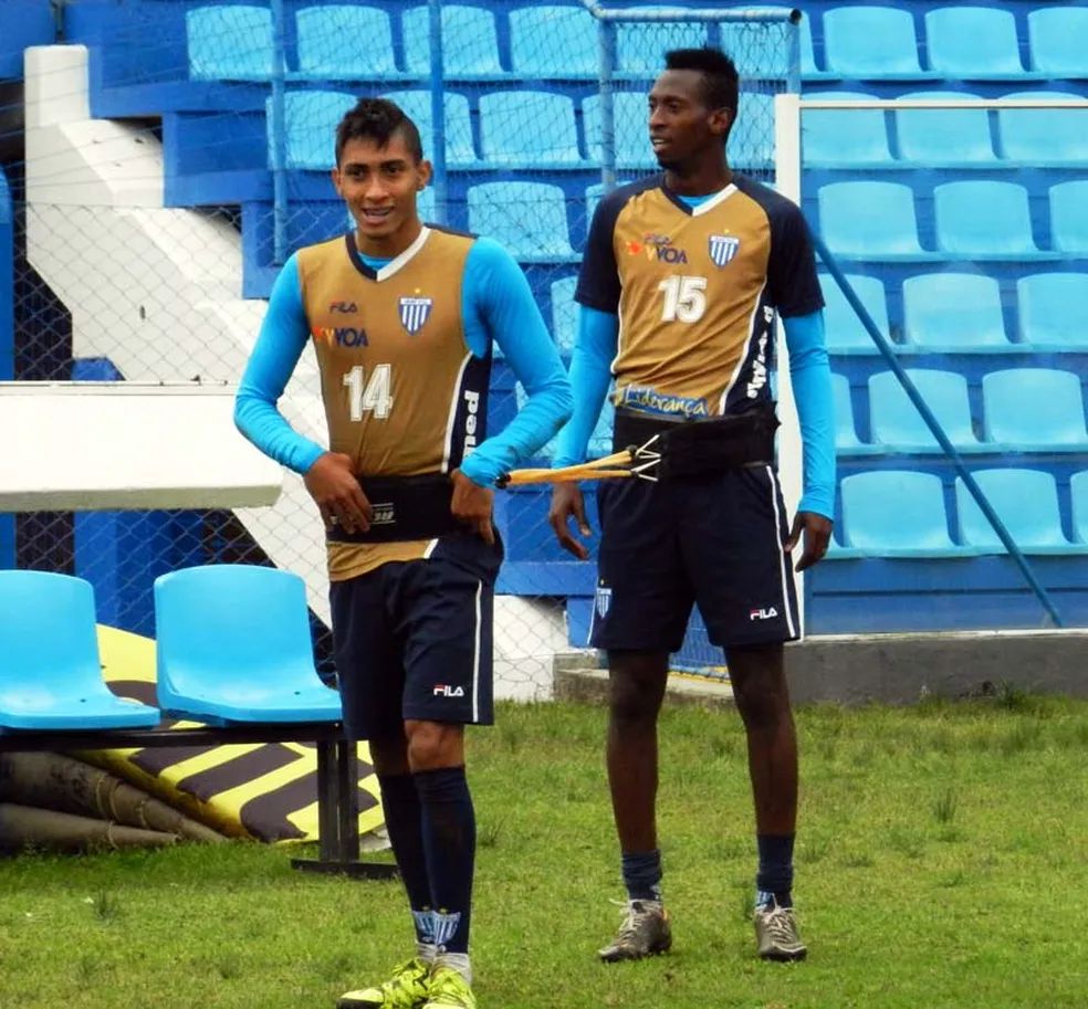 Atacante Raphinha, astro do Barcelona e Seleção Brasileira, com o volante Caio César em começo de carreira no Avaí