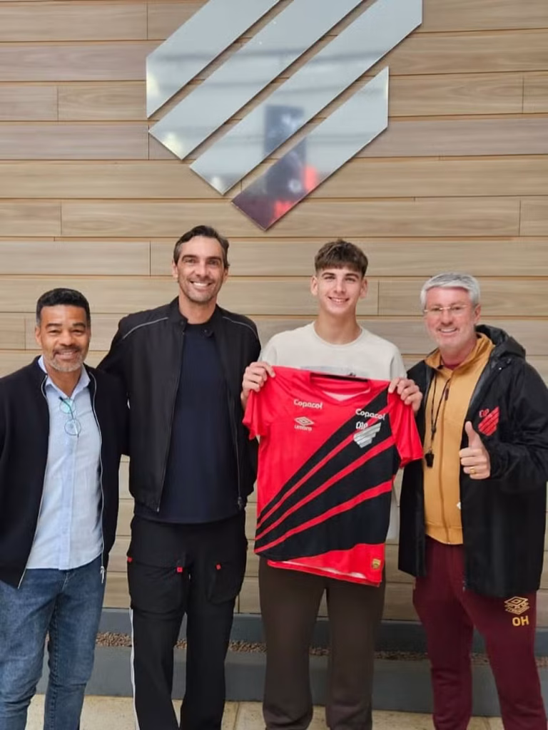 Filho de Giba, ídolo do vôlei, Patrick Pîrv é jogador de futebol e assinou contrato com a base do Athletico