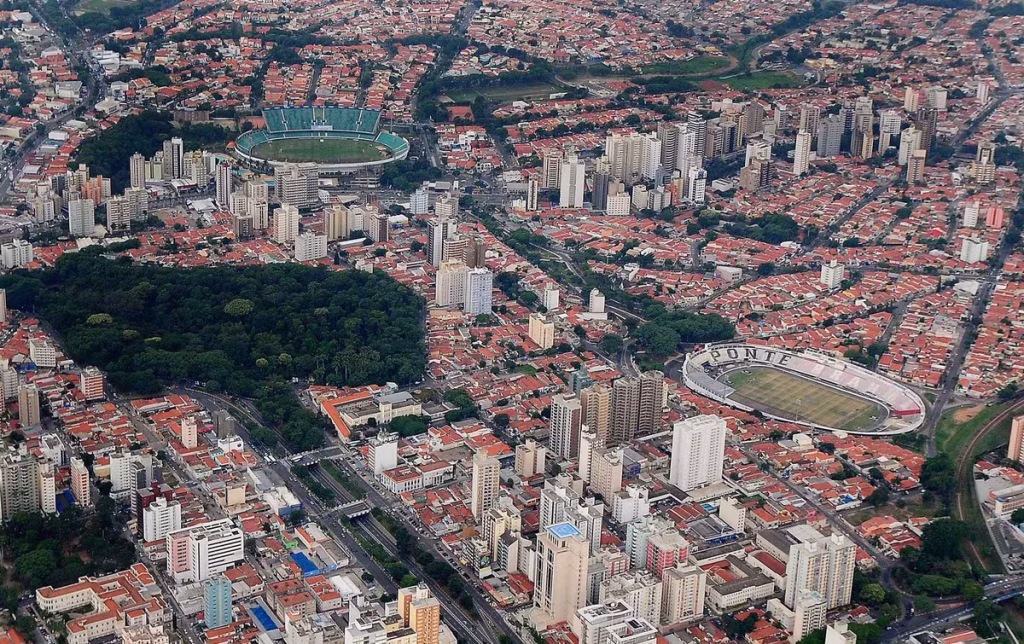 Brinco de Ouro (Guarani) e Moisés Lucarelli (Ponte Preta) são mais um exemplo de estádios de clubes rivais que são muito próximos