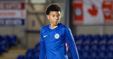 Filho de Thiago Silva, Iago é zagueiro, atua na base do Chelsea, e foi convocado pela Seleção Sub-15 da Inglaterra