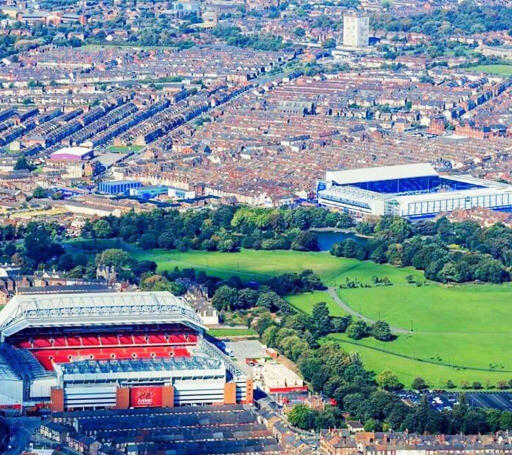 Estádios de clubes rivais que são muito próximos na Premier League: Anfield (Liverpool) e Goodison Park (Everton).