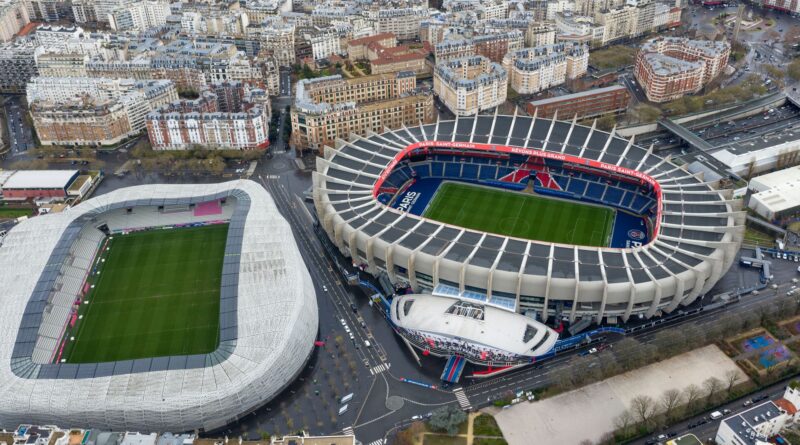 Na França, PSG e Paris FC são exemplo de estádios de clubes rivais que são muito próximos