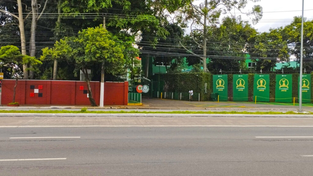 Vizinhos e rivais históricos, São Paulo e Palmeiras têm suas sedes extremamente próximas e somente um muro os separa no bairro da Barra Funda