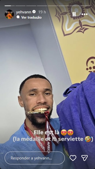 Goleiro Diouf exibe a polêmica toalha após o título de Senegal na Copa Africana de Nações