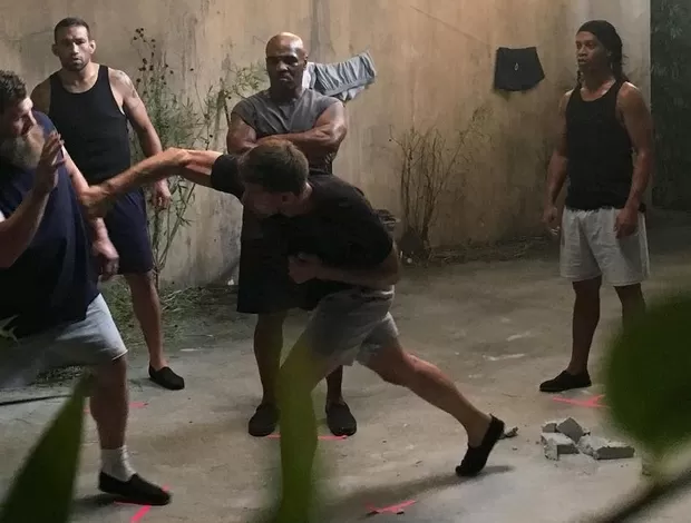 Ronaldinho em mais um rolê aleatório: gravações do filme "Kickboxing: Retaliação", com Mike Tyson