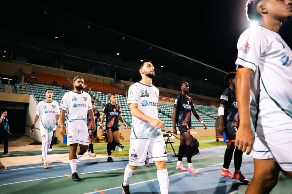 Partida da liga de futebol de Porto Rico com Victor Chayo em campo