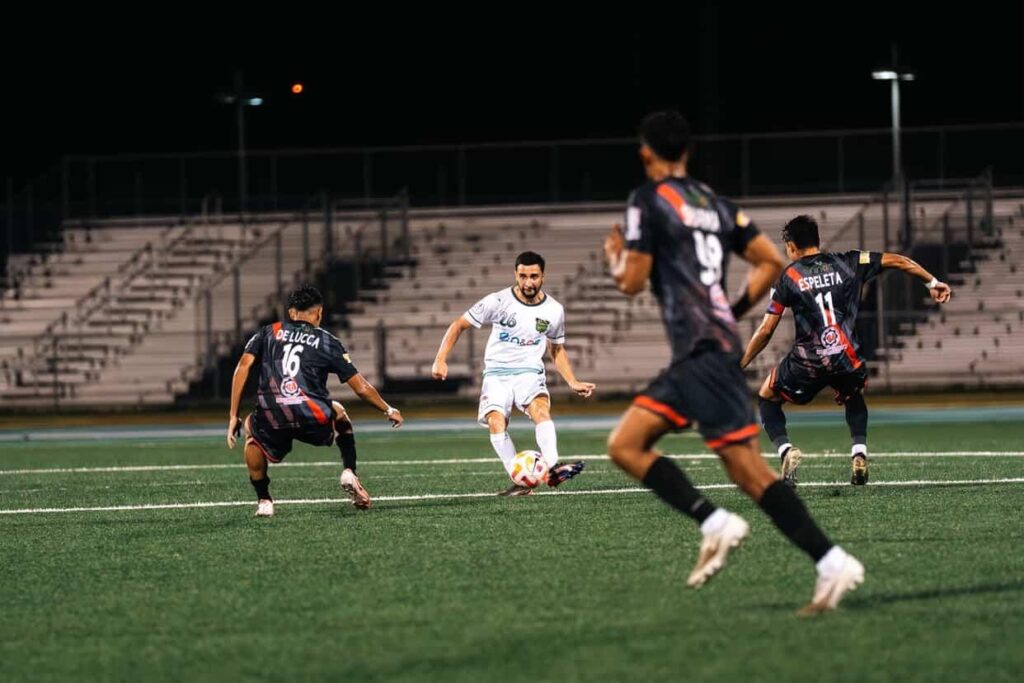 Lateral-direito Victor Chayo em campo após por partida da liga nacional de futebol de Porto Rico