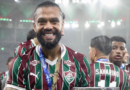 Volante Otávio, do Fluminense, com o troféu da Taça Guanabara 2026