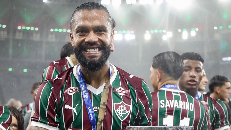 Volante Otávio, do Fluminense, com o troféu da Taça Guanabara 2026