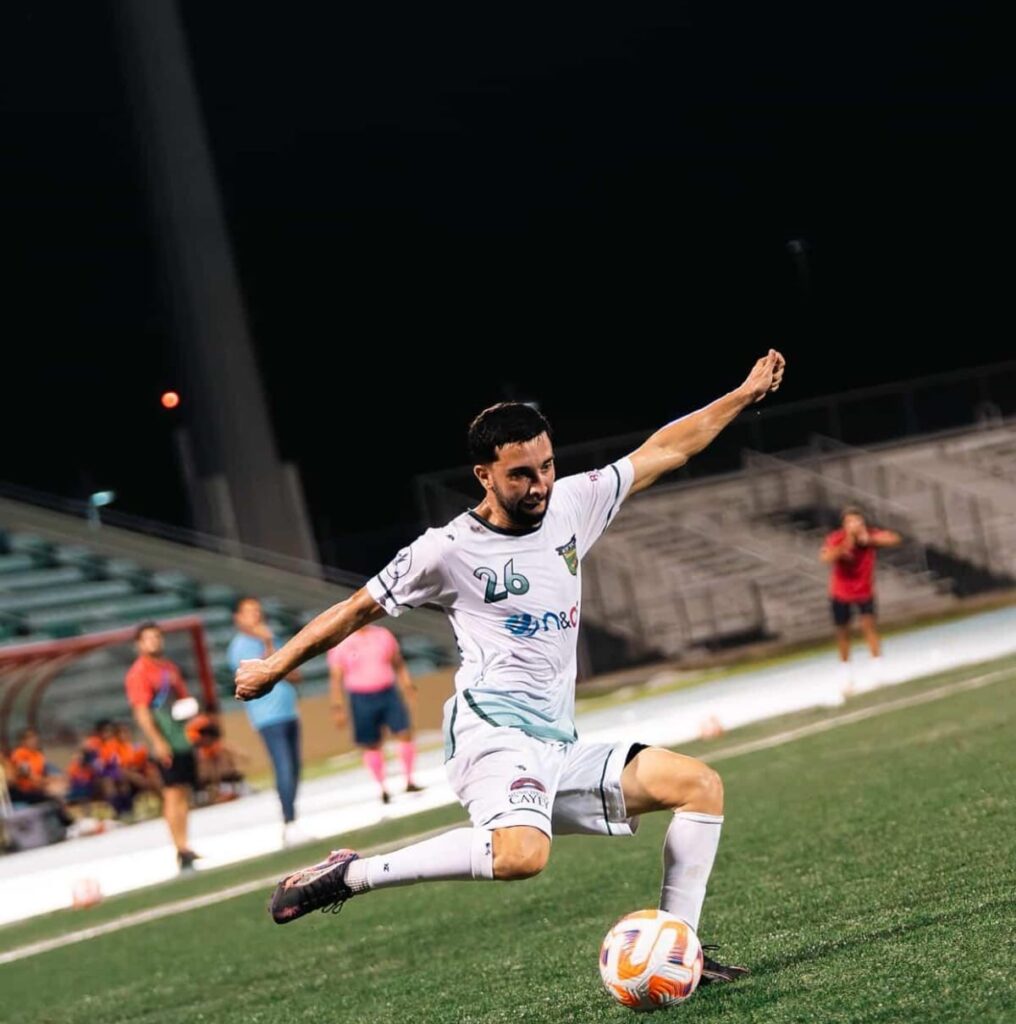 Victor Chayo em ação pelo Taurinos de Cayey, clube da primeira divisão do futebol de Porto Rico