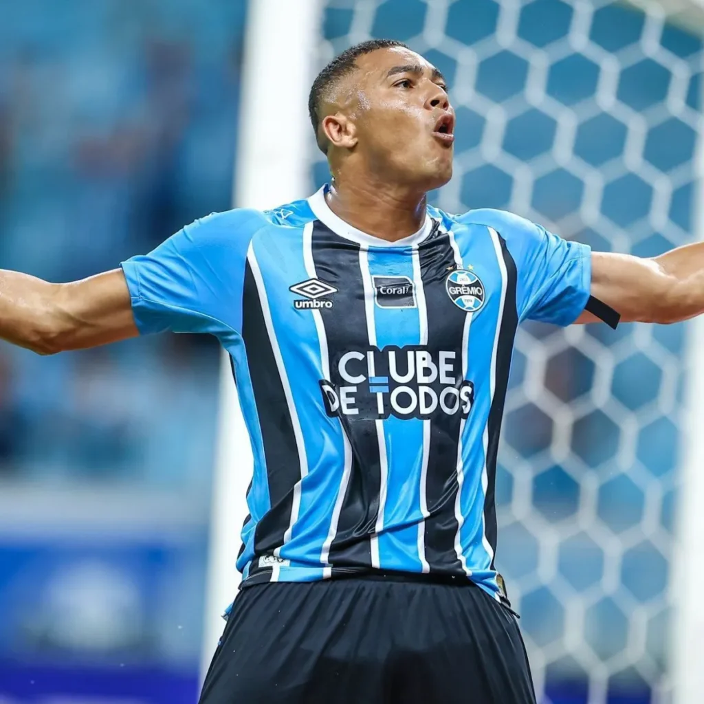 Carlos Vinícius é o artilheiro do Grêmio na temporada e esperança de gols do Tricolor na Sul-Americana 2026