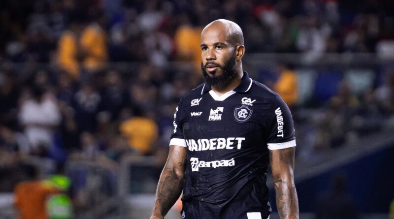 Patrick, volante do Remo, titular na vitória de 4 a 1 sobre o Bahia, a primeira do clube na Série A após 32 anos