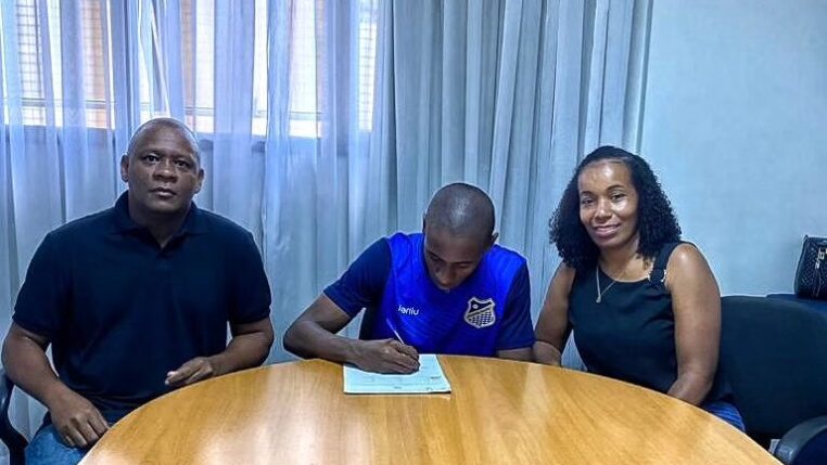 Filipe Dahora na assinatura de seu primeiro contrato profissional, em 2024 (Foto: Divulgação/AV Assessoria)