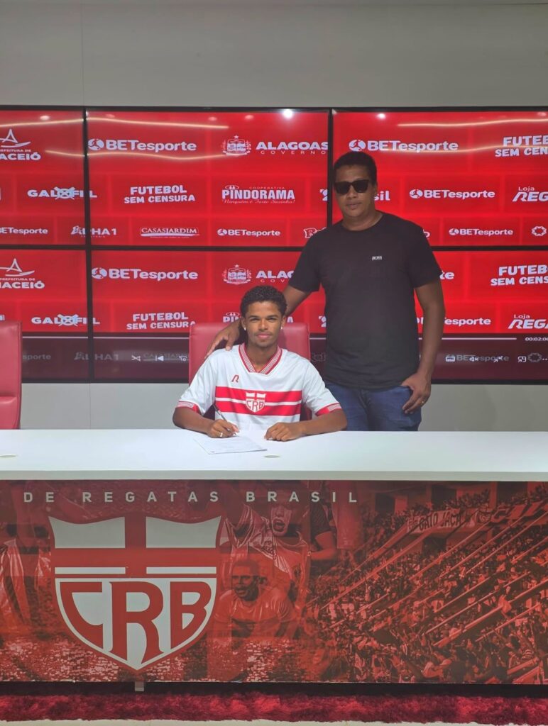Ávila e o pai, o ex-zagueiro Renê Cruz, na assinatura de contrato profissional com o CRB (Foto: Reprodução/Instagram)