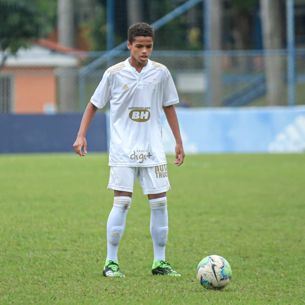 Ávila, destaque do Sub-20 do CRB, fez parte da formação na base do Cruzeiro e realizou sonho do avô (Foto: Reprodução/Instagram)