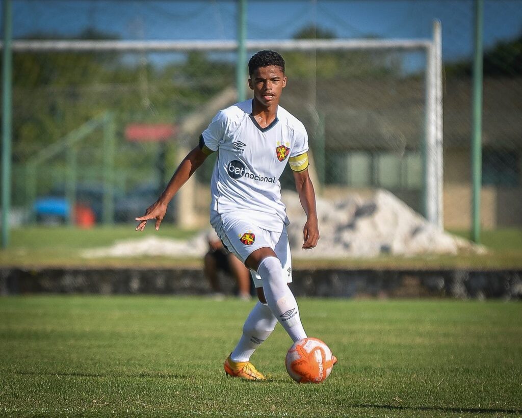 Volante Cauã Ávila, destaque no Sub-20 do CRB, vestiu a camisa do Sport também na base