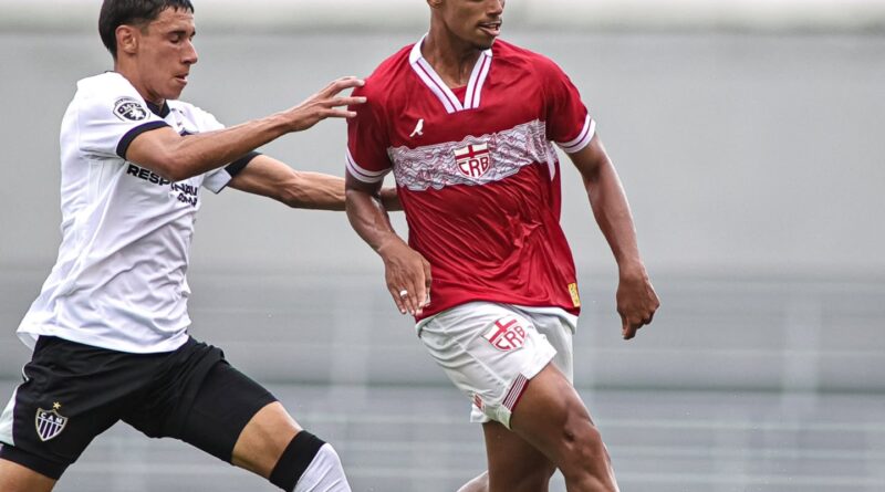 Cauã Ávila, volante do CRB em jogo contra o Atlético-MG no Brasileiro Série B Sub-20