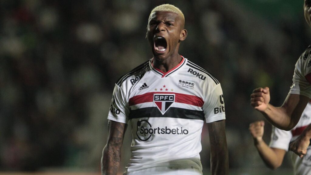 Arboleda, zagueiro do São Paulo, vive crise com o clube