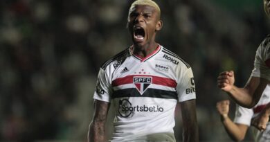 Arboleda, zagueiro do São Paulo, vive crise com o clube