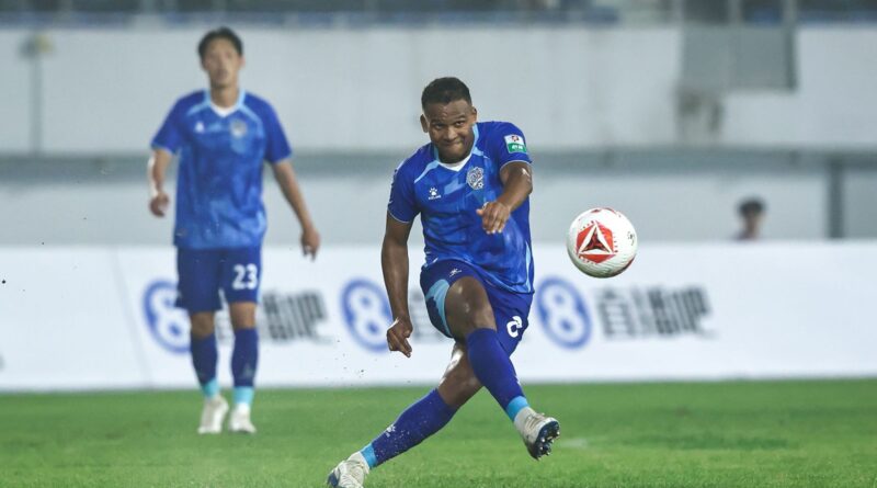 Volante Gabriel Bispo em ação pelo Foshan Nanshi, da China