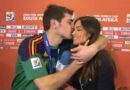 O goleiro da Espanha Iker Casillas e a repórter protagonizou um dos momentos mais românticos da história das Copas ao beijar a então namorada, a repórter Sara Carbonero, em entrevista após o título do Mundial de 2010 na África do Sul