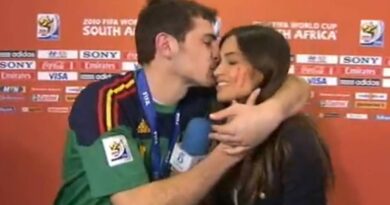 O goleiro da Espanha Iker Casillas e a repórter protagonizou um dos momentos mais românticos da história das Copas ao beijar a então namorada, a repórter Sara Carbonero, em entrevista após o título do Mundial de 2010 na África do Sul