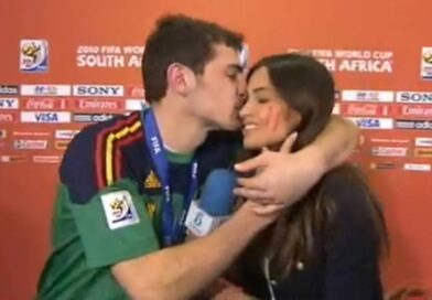 O goleiro da Espanha Iker Casillas e a repórter protagonizou um dos momentos mais românticos da história das Copas ao beijar a então namorada, a repórter Sara Carbonero, em entrevista após o título do Mundial de 2010 na África do Sul