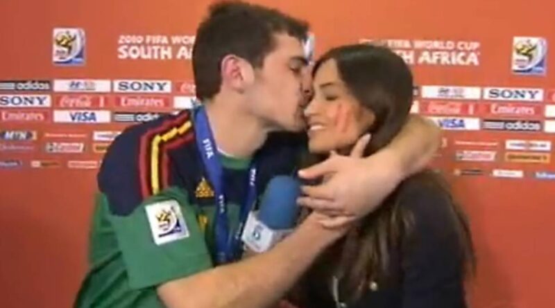 O goleiro da Espanha Iker Casillas e a repórter protagonizou um dos momentos mais românticos da história das Copas ao beijar a então namorada, a repórter Sara Carbonero, em entrevista após o título do Mundial de 2010 na África do Sul