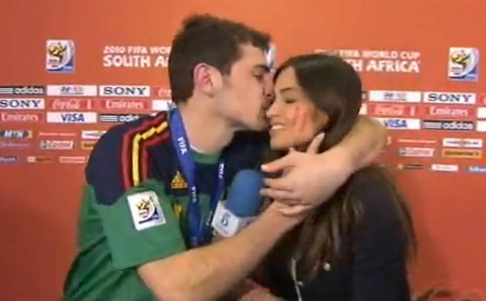 O goleiro da Espanha Iker Casillas e a repórter protagonizou um dos momentos mais românticos da história das Copas ao beijar a então namorada, a repórter Sara Carbonero, em entrevista após o título do Mundial de 2010 na África do Sul