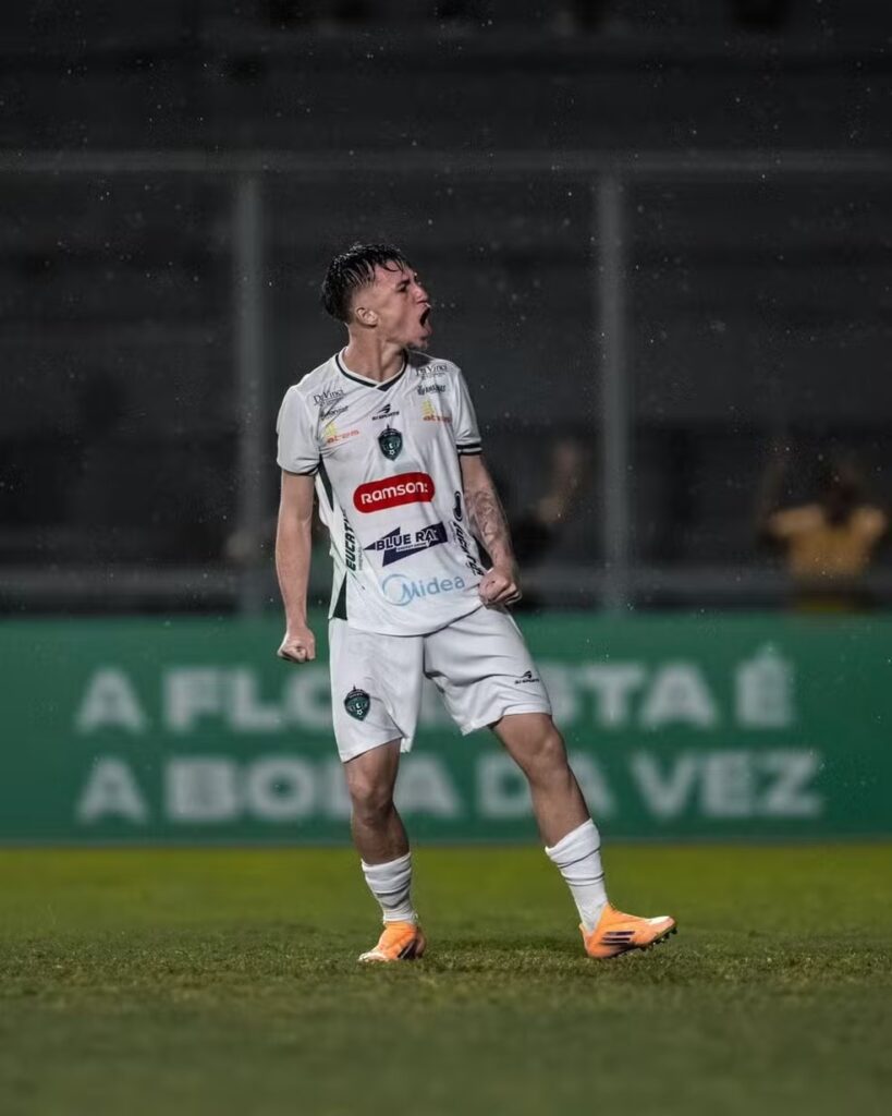 Volante Bruno Bietkoski vem ganhando destaque entre os profissionais do Manaus em 2026 (Foto: Reprodução/Instagram)