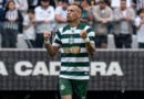 Breno Lopes, atacante do Coritiba, comemora um dos gols marcados sobre o Santos