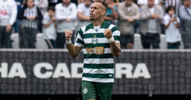 Breno Lopes, atacante do Coritiba, comemora um dos gols marcados sobre o Santos