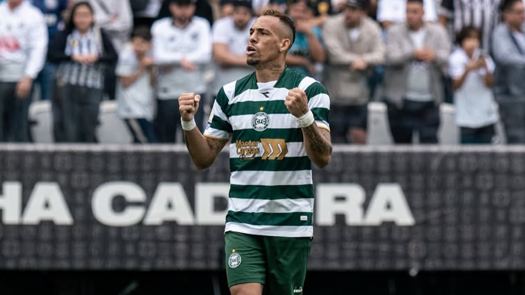 Breno Lopes, atacante do Coritiba, comemora um dos gols marcados sobre o Santos