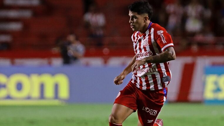 Felipe Cardoso em ação pelo Náutico na Série B 2026 (Foto: Rafael Vieira/CNC)