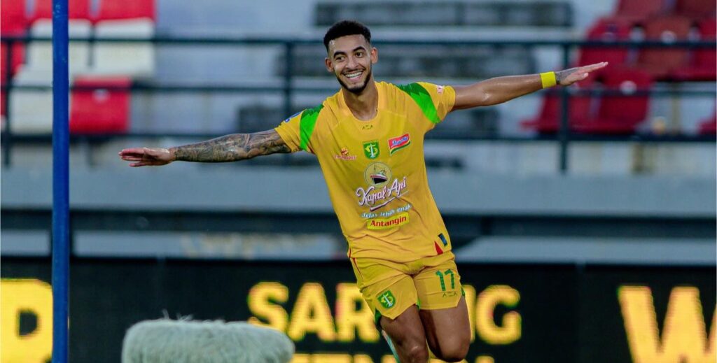 Lateral Jefferson é destaque no futebol da Indonésia atuando pelo Persebaya