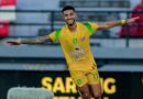 Lateral Jefferson é destaque no futebol da Indonésia atuando pelo Persebaya