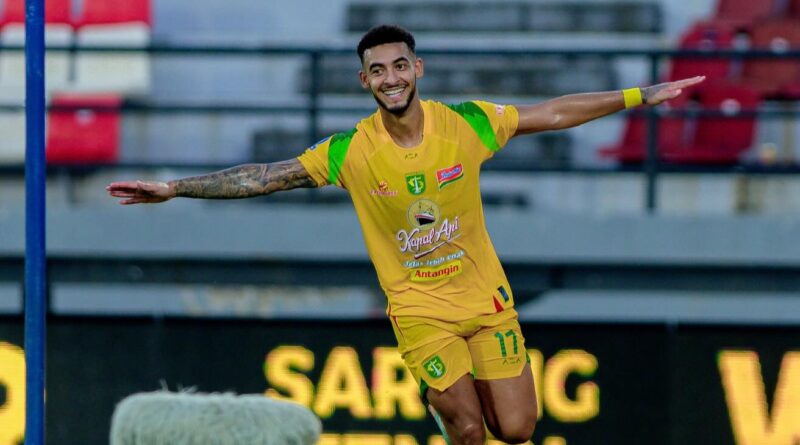 Lateral Jefferson é destaque no futebol da Indonésia atuando pelo Persebaya