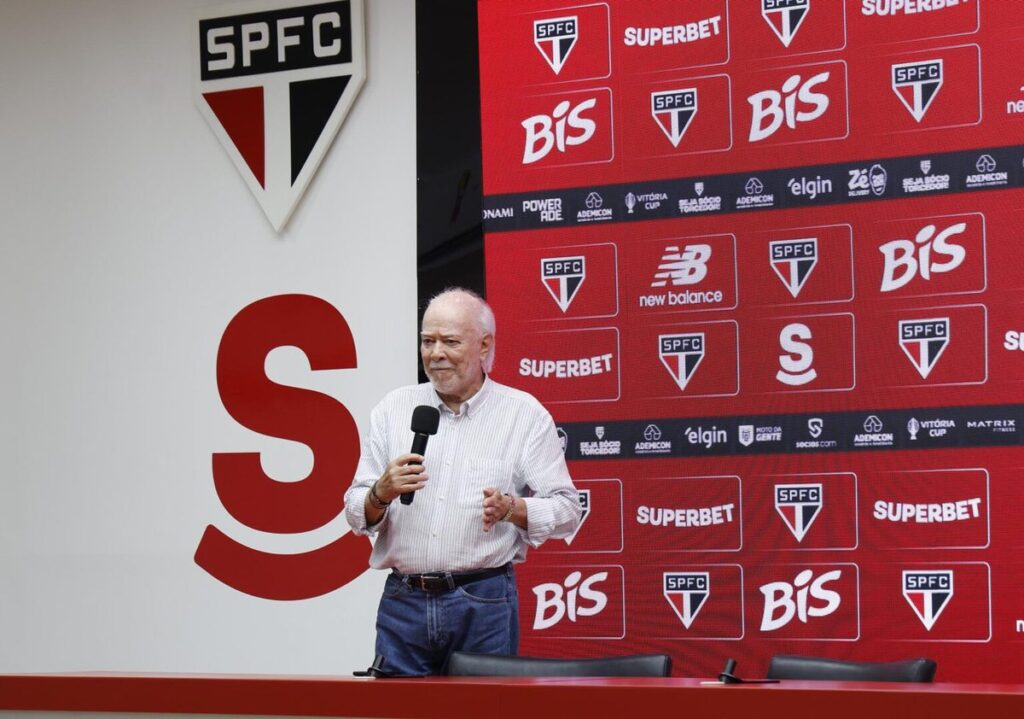Presidente do São Paulo Harry Massis garante Roger Machado no cargo de treinador após derrota para o Corinthians