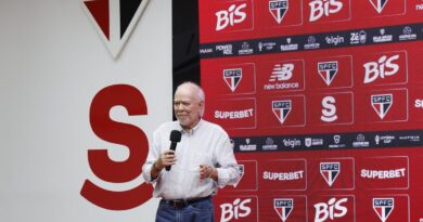 Presidente do São Paulo Harry Massis garante Roger Machado no cargo de treinador após derrota para o Corinthians