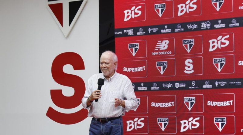 Presidente do São Paulo Harry Massis garante Roger Machado no cargo de treinador após derrota para o Corinthians