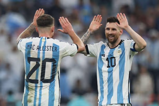 Mac Allister e Messi pela seleção da Argentina