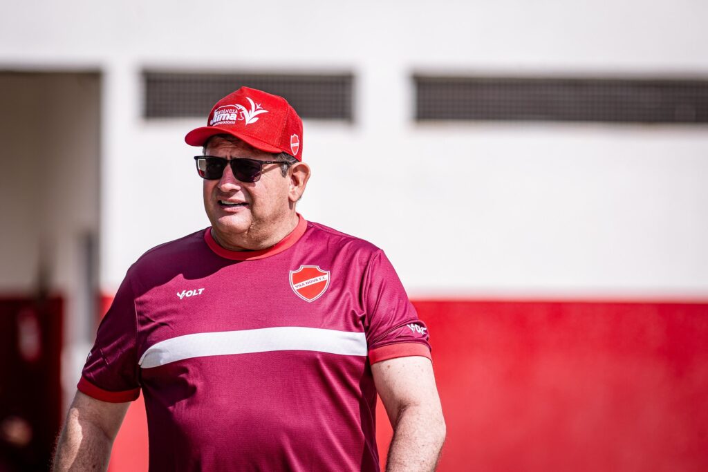 Guto Ferreira, treinador do Vila Nova