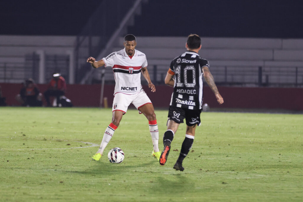 Zagueiro Vilar, do Botafogo-SP, em campo contra o Operário-PR pela Série B