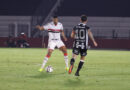 Zagueiro Vilar, do Botafogo-SP, em campo contra o Operário-PR pela Série B