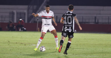 Zagueiro Vilar, do Botafogo-SP, em campo contra o Operário-PR pela Série B