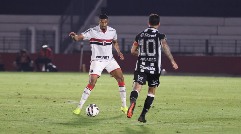 Zagueiro Vilar, do Botafogo-SP, em campo contra o Operário-PR pela Série B